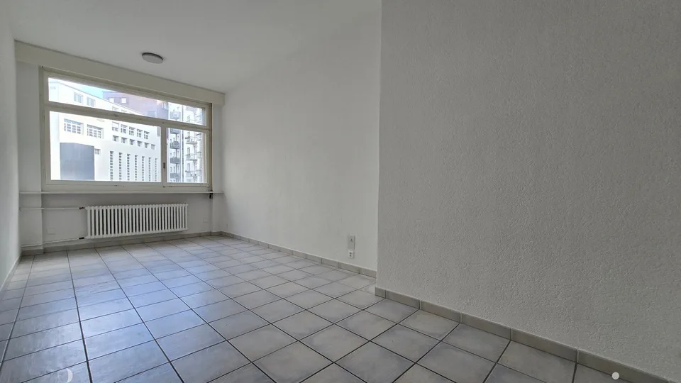 Attractive location opposite the train station with bright, large rooms