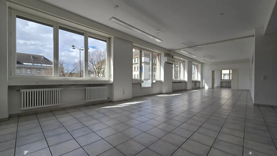 Attractive location opposite the train station with bright, large rooms