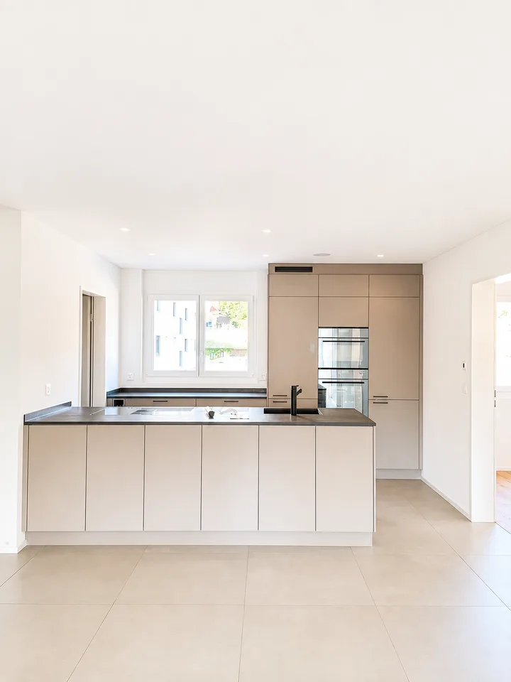 Appartamento moderno 5.5 locali con balcone e bella vista a Zwingen