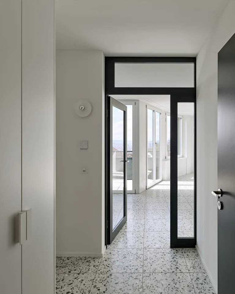 Monolocale di 1,5 locali con vista mozzafiato sul lago e sulla città