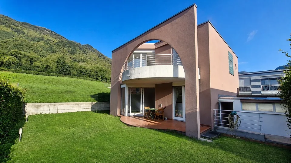 Soleggiata,   Confortevole Villetta indipendente  con portico, terrazza, giardino
