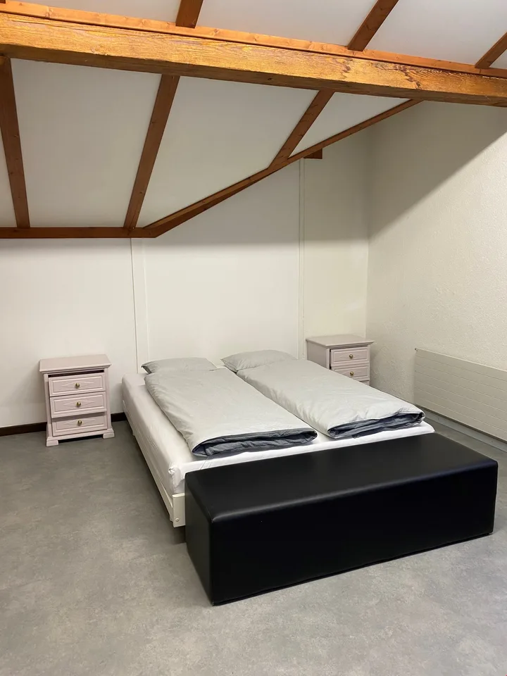 Grosses teilmöbliertes Zimmer im Zentrum von Altdorf zu vermieten