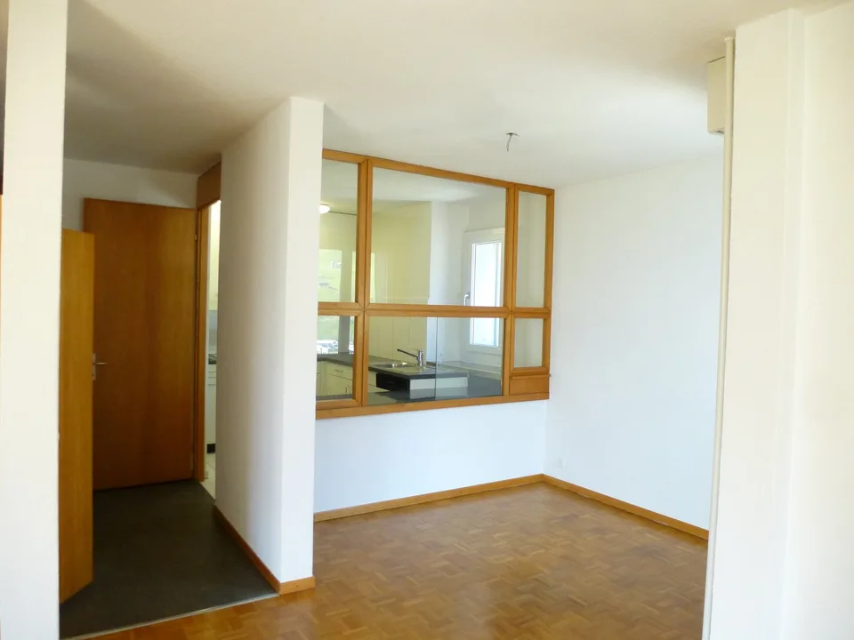 Helle 2.5-Zimmer-Wohnung mit Balkon in Glarus