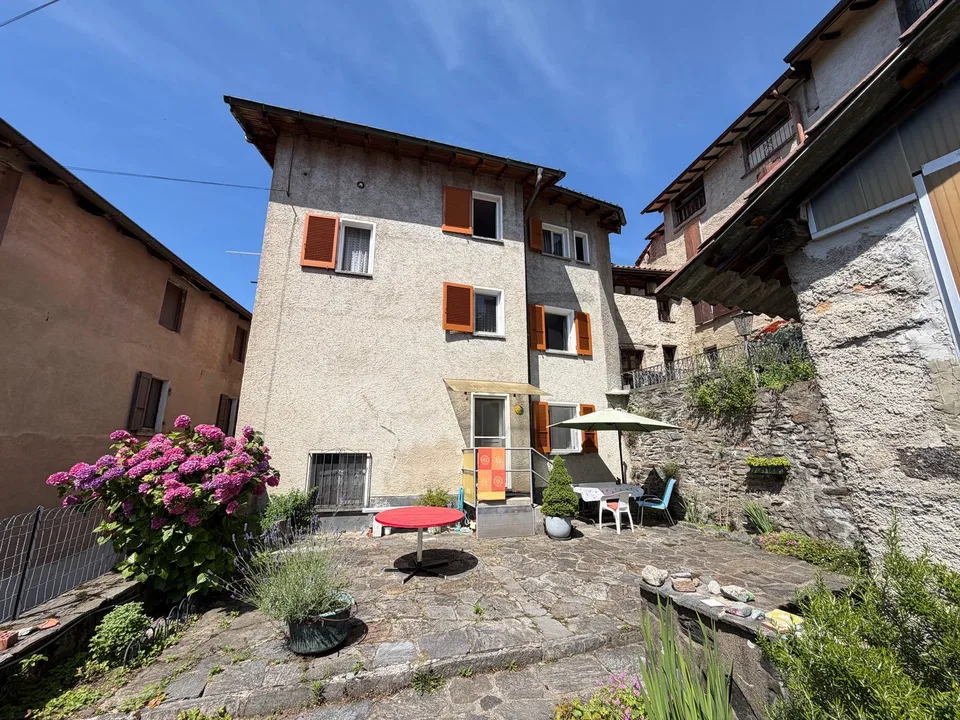 Grande casa da nucleo 4.5 loc. con giardino a Breno Alto Malcantone
