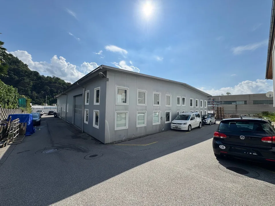 Kommunale gewerbliche Immobilie mit Einnahmen und Wohnung in Bedano