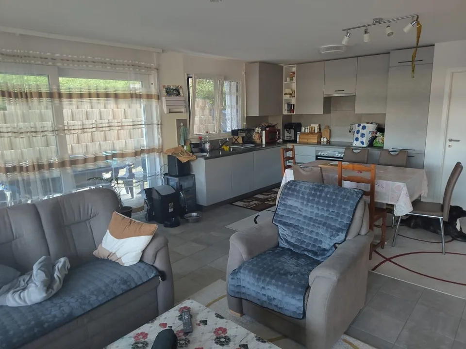 Appartamento recente con grande terrazza ai margini del bosco.