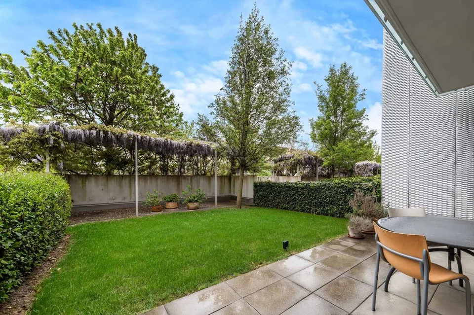 Traumhafter zeitgenössischer Duplex mit Gärten, Blick auf die Felder und den See – Foto 8 von 11