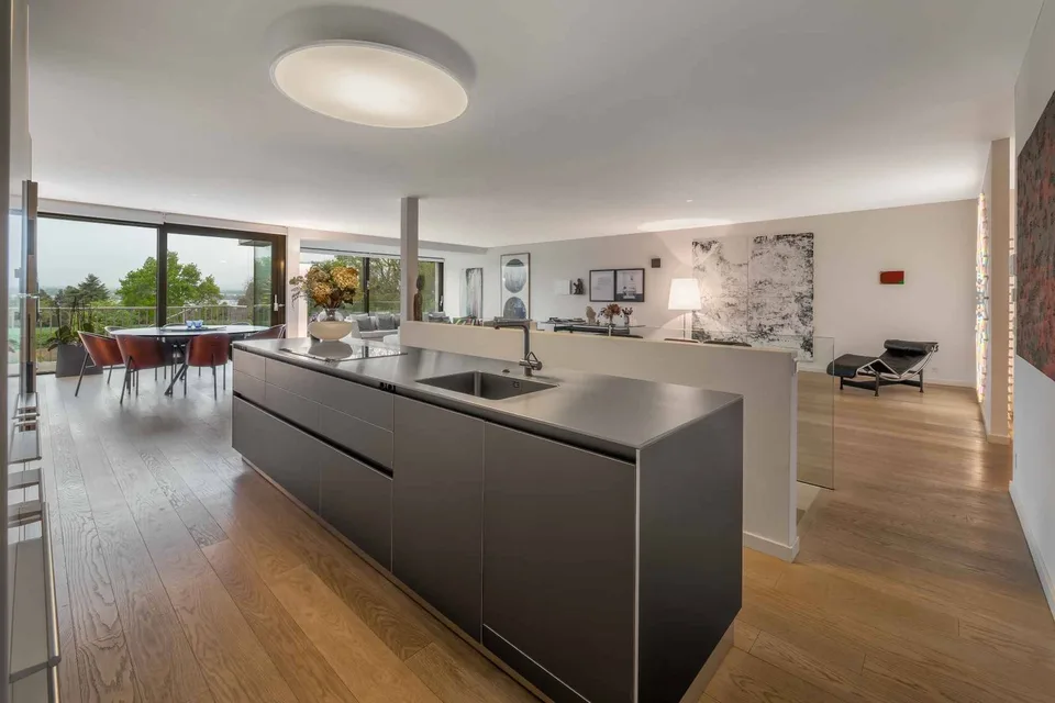 Traumhafter zeitgenössischer Duplex mit Gärten, Blick auf die Felder und den See – Foto 6 von 11
