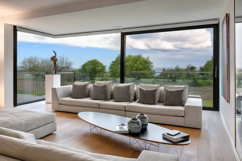 Traumhafter zeitgenössischer Duplex mit Gärten, Blick auf die Felder und den See