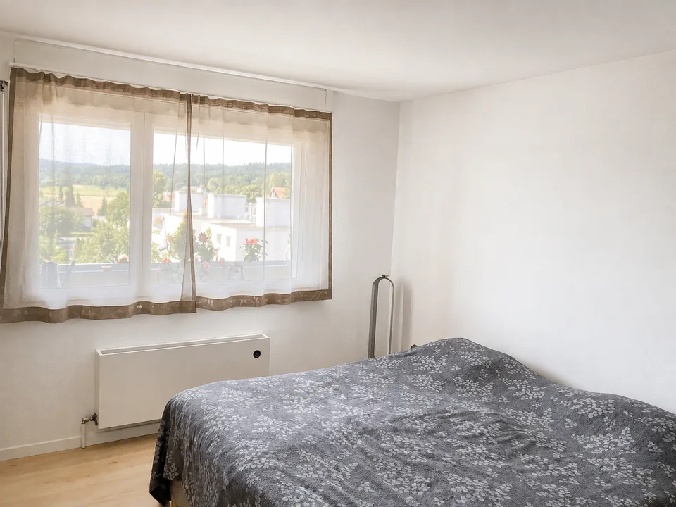 Comprehensively renovated 3.5-room apartment with a view and garage box (in building rights)