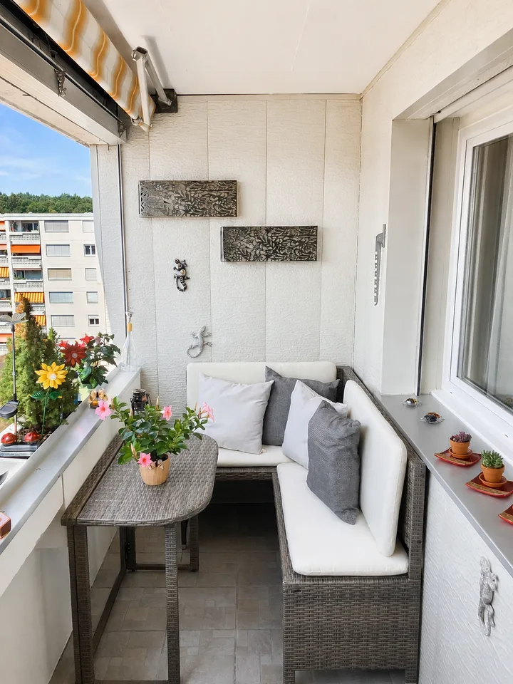 Comprehensively renovated 3.5-room apartment with a view and garage box (in building rights)