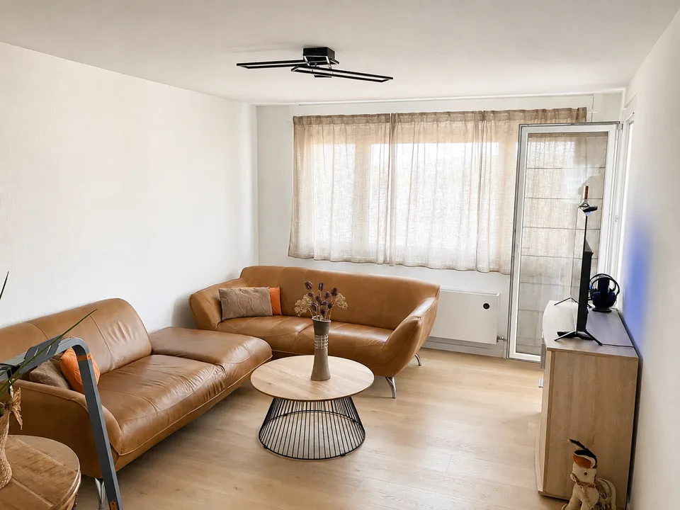 Comprehensively renovated 3.5-room apartment with a view and garage box (in building rights)