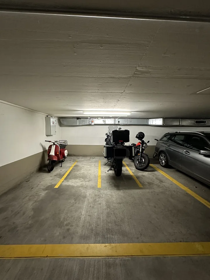 Place de stationnement pour motocyclette dans le parking souterrain