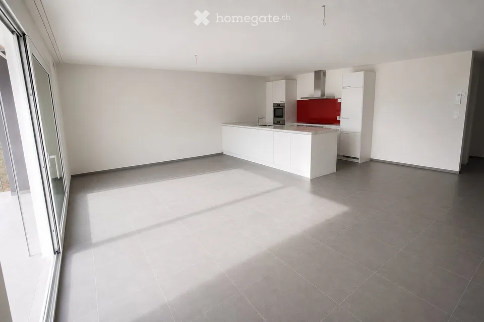 Bright 4.5-room apartment with balcony and beautiful view in Ossingen