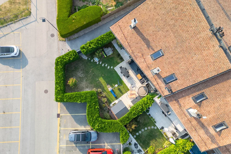 Contemporary apartment with a large garden