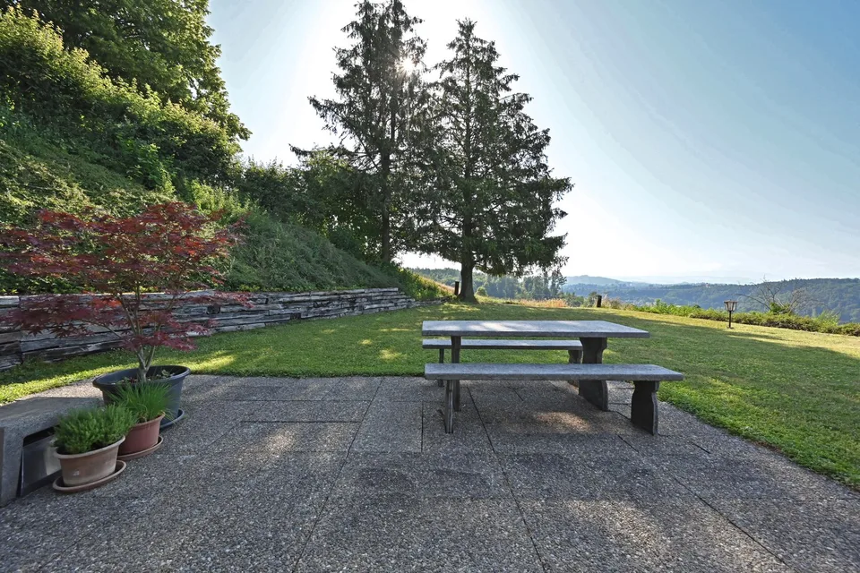 Una casa con una vista panoramica, privacy e potenziale di sviluppo