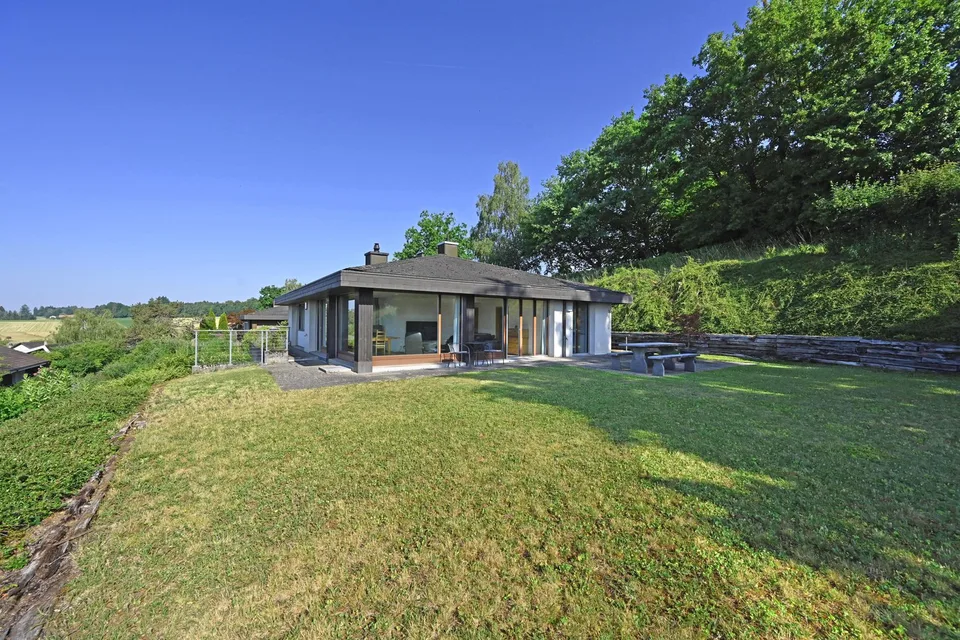 Una casa con una vista panoramica, privacy e potenziale di sviluppo