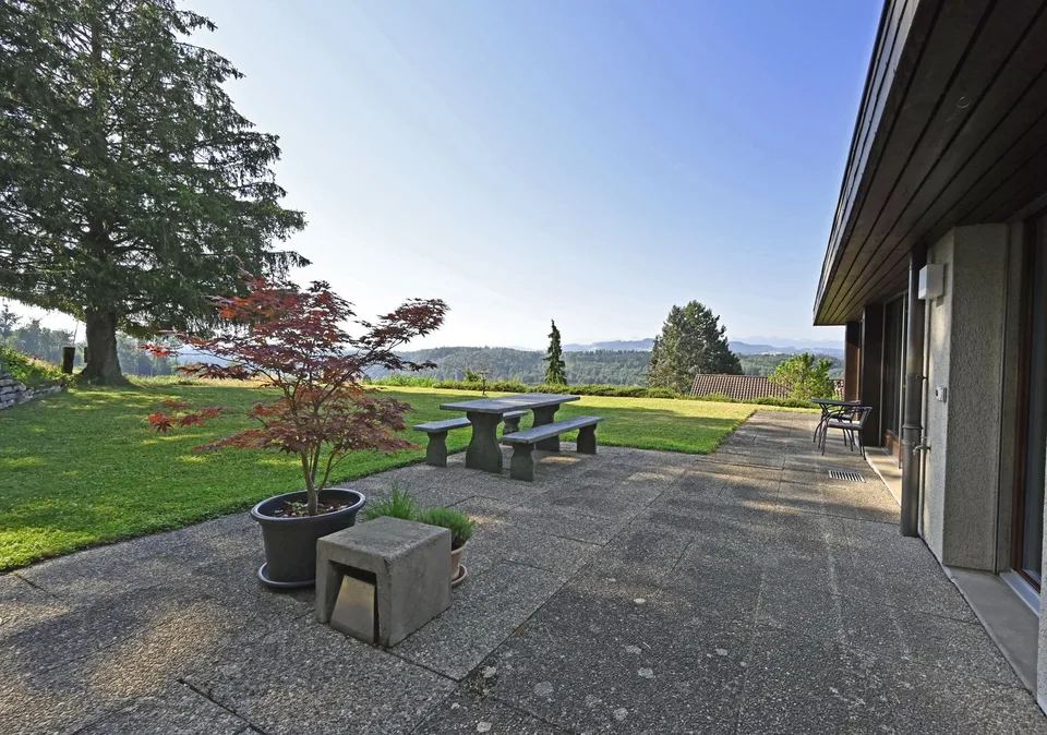 Una casa con una vista panoramica, privacy e potenziale di sviluppo