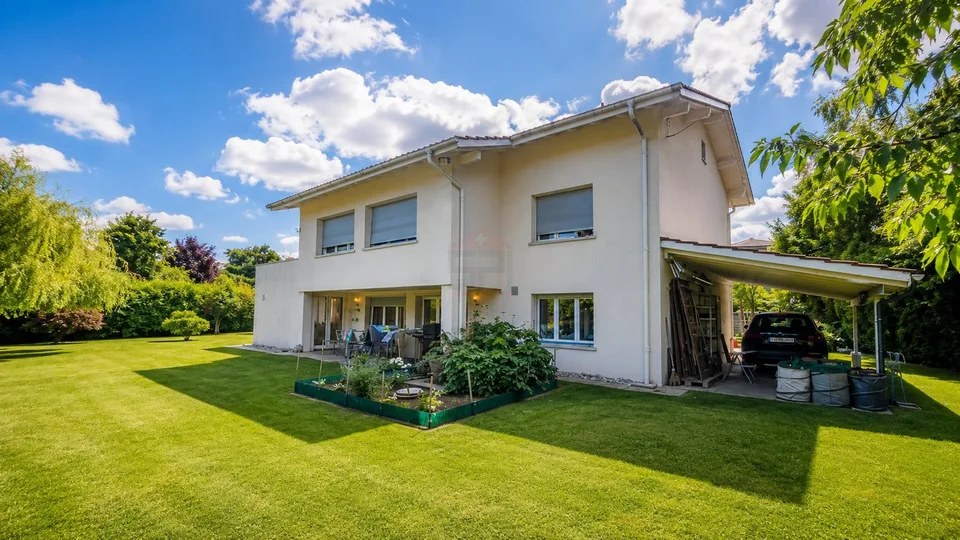 Élégante villa familiale avec grand jardin plat et fort potentiel à Founex