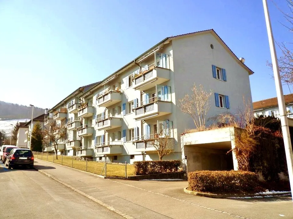 1-ZW à 33 m² zuoberst im 2. OG mit Balkon