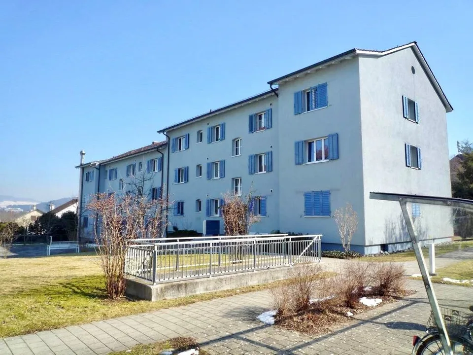 Appartement 1 pièce de 33 m² en haut, 2e étage, avec balcon