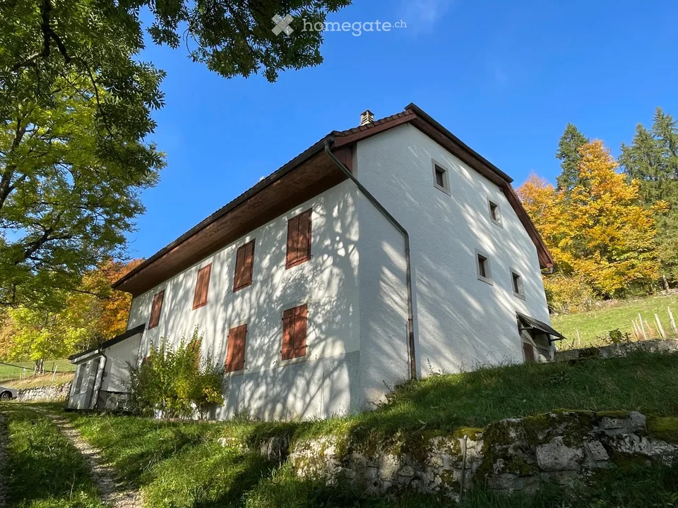 Charaktervolles Bauernhaus in Val-de-Travers – 300 m² Wohnfläche, 2 Apartments, grünes und friedliches Umfeld