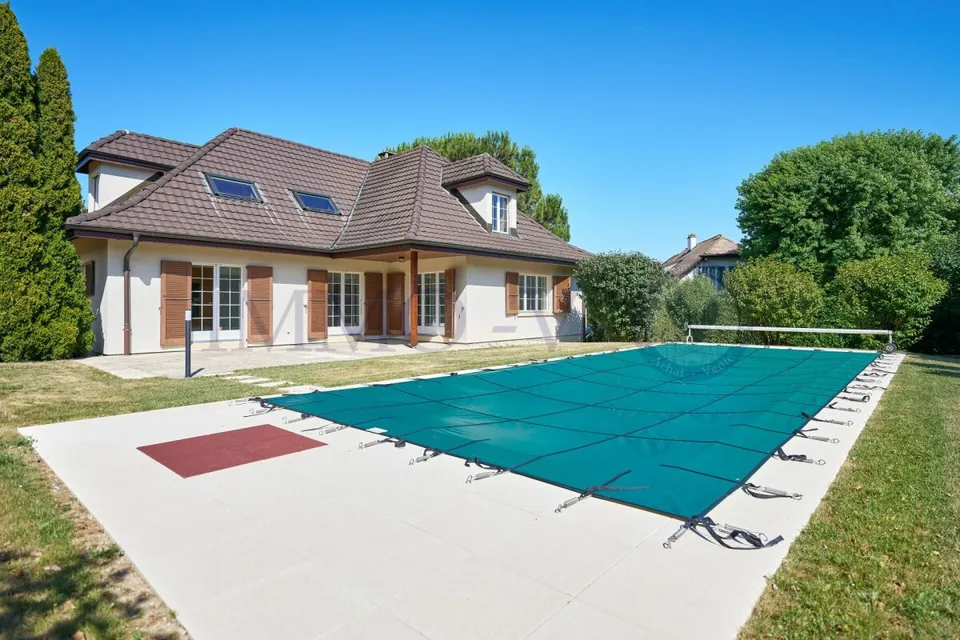 SPACIEUSE VILLA DE STANDING AVEC GRANDE JARDIN ET PISCINE