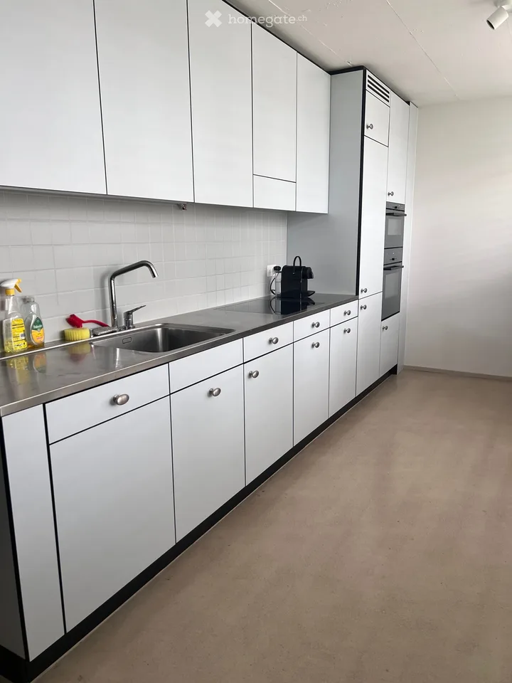 Bright 3.5-room apartment with balcony on Hohlstrasse, Zurich