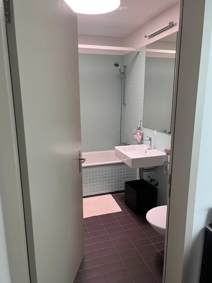Bright 3.5-room apartment with balcony on Hohlstrasse, Zurich