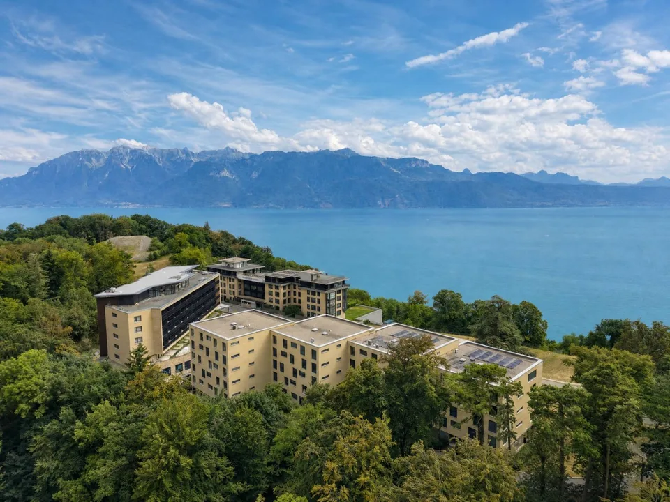 Beautiful recent 3.5-room apartment with large balcony and lake view