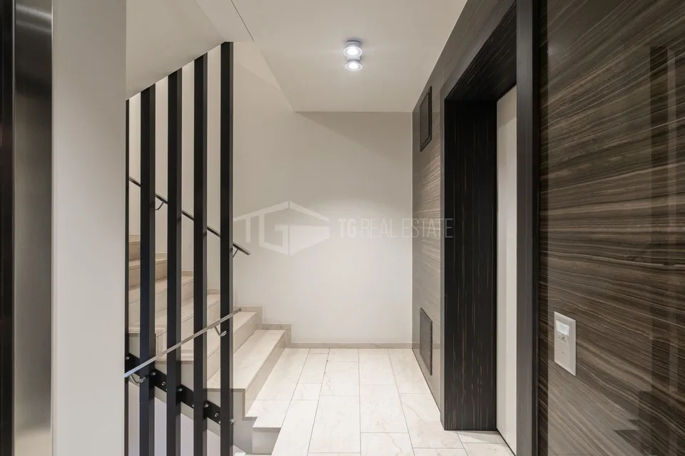 HIGH STANDING OFFICE IN CONTEMPORARY RESIDENCE