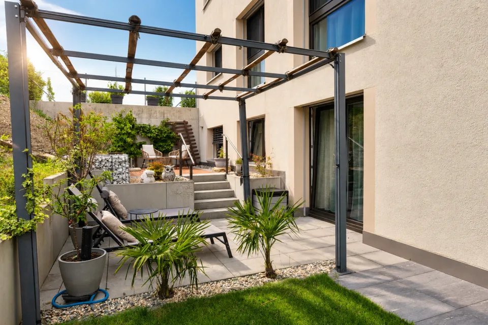 Appartamento di giardino tranquillo di 4,5 locali con stile e vista panoramica