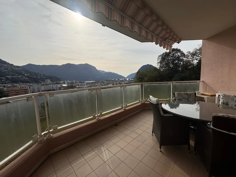 Appartement terrassé exclusif de 4,5 pièces avec vue panoramique et espaces généreux