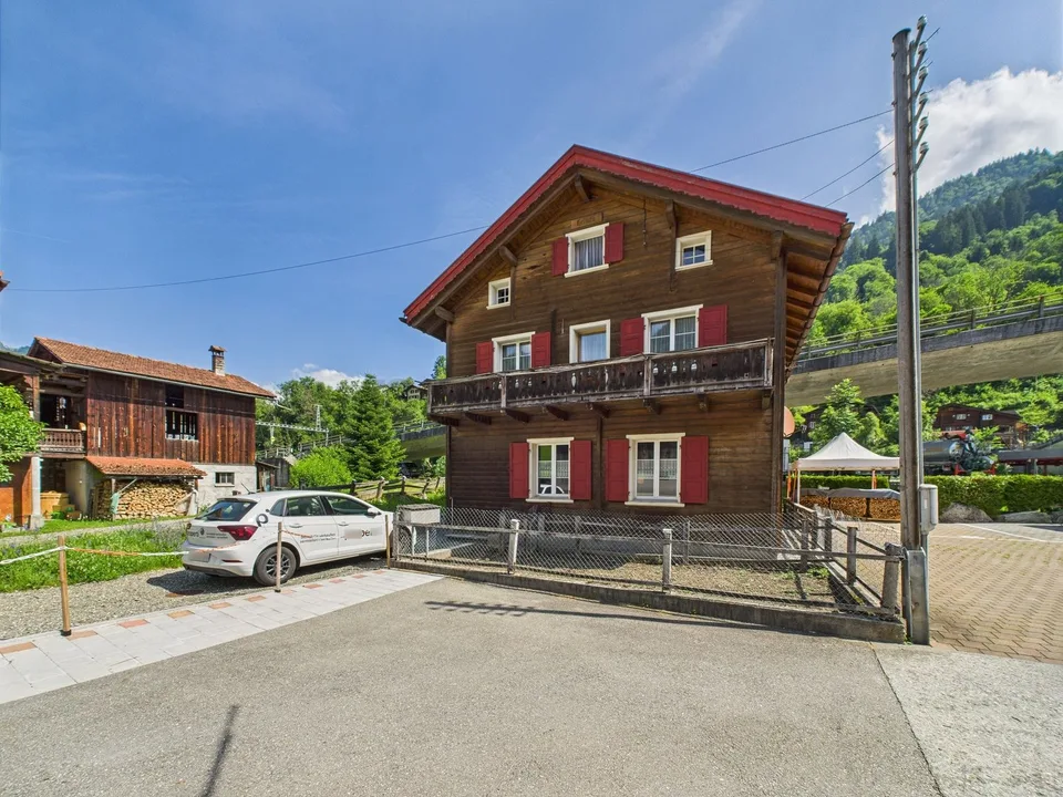 Casa a due famiglie affascinante con potenziale a Jenaz, Grigioni