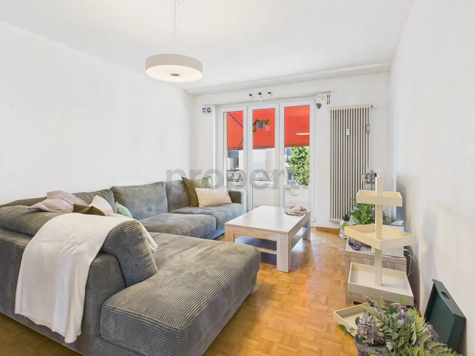 Grosser Balkon, moderne Renovation und Parkplätze verfügbar