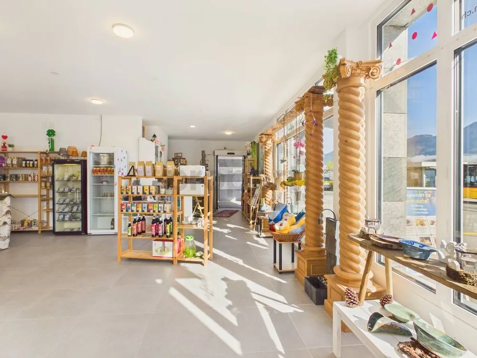 Immeuble commercial attractif dans un excellent emplacement à Beckenried - Espace commercial avec vue sur le lac