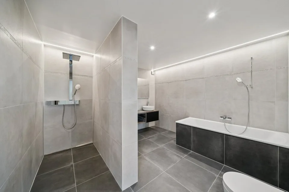 Appartement de 198 m2 avec balcon et deux places de parc extérieures – photo 11 sur 13