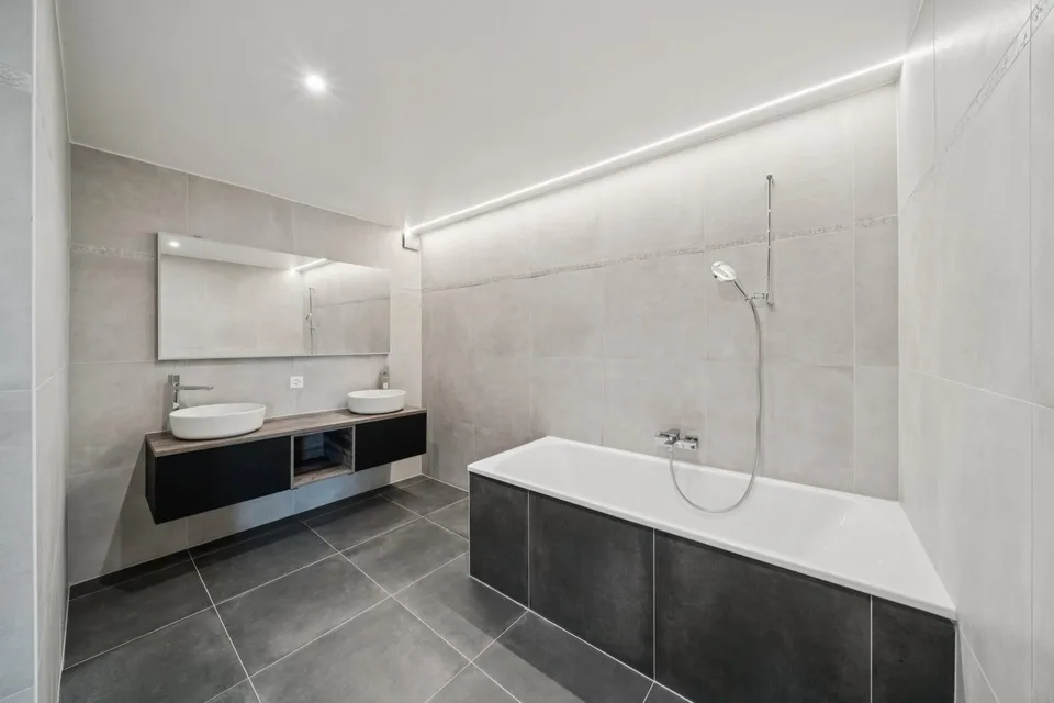 Appartement de 198 m2 avec balcon et deux places de parc extérieures – photo 10 sur 13