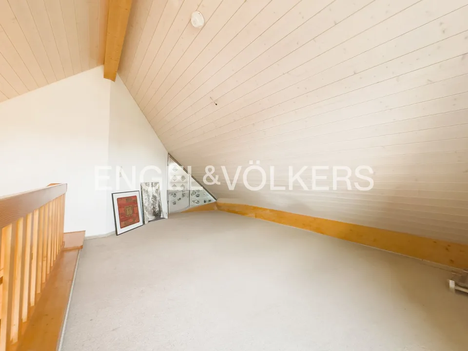 Appartamento a mansarda elegante con balcone soleggiato e vista sul verde - – foto 8 di 13