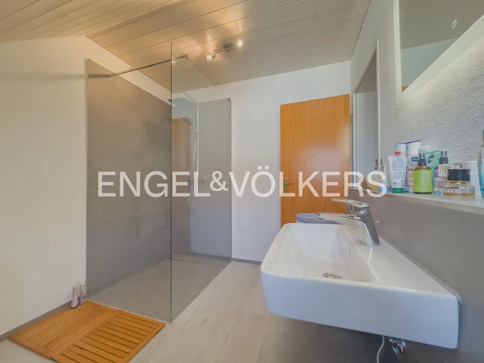 Stylish maisonette apartment with sunny balcony and view of the greenery -