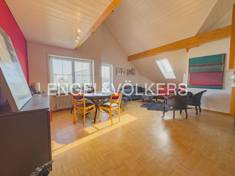 Stilvolle Maisonettewohnung mit sonnigem Balkon und Blick ins Grüne -