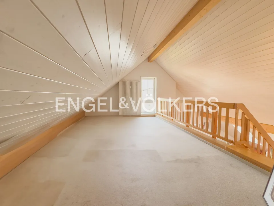 Appartamento a mansarda elegante con balcone soleggiato e vista sul verde - – foto 9 di 13
