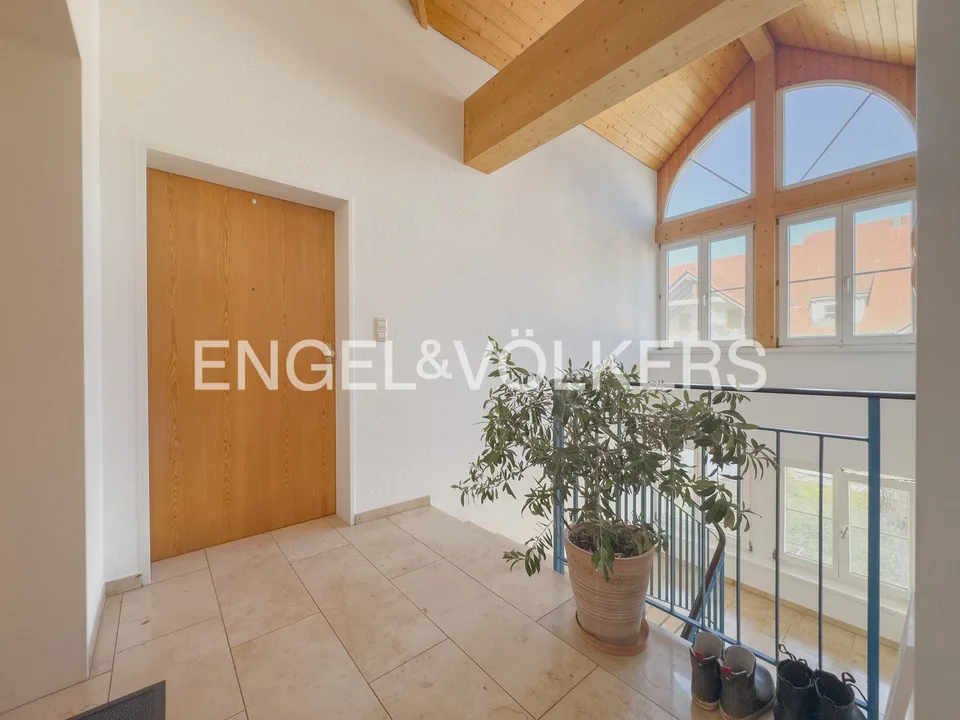 Appartamento a mansarda elegante con balcone soleggiato e vista sul verde - – foto 12 di 13