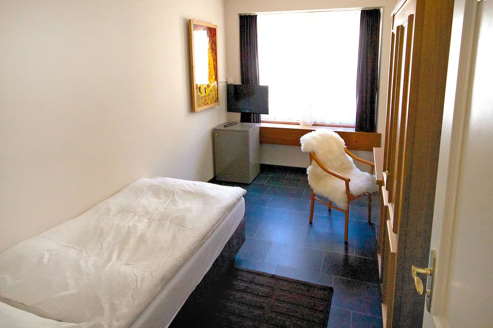 Möbliertes Einzel Studio mit Boxspringbett im Hotel Rössli
