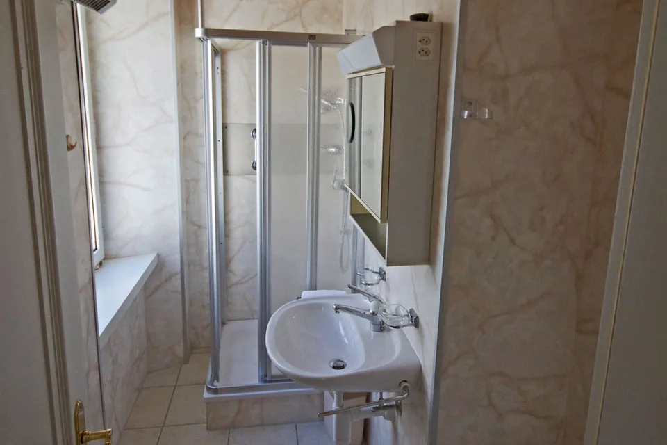 Möbliertes Einzel Studio mit Boxspringbett im Hotel Rössli
