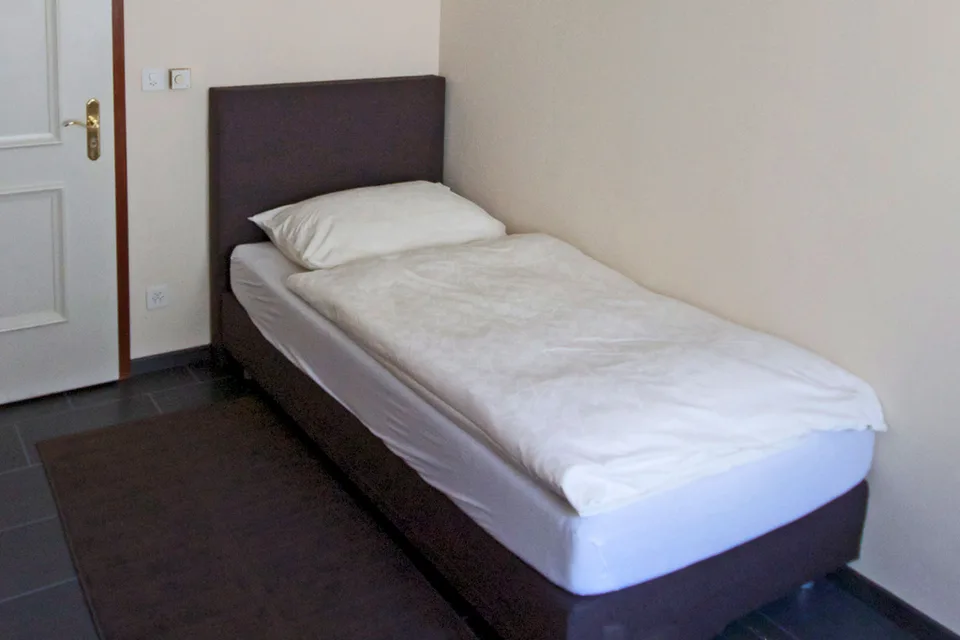 Möbliertes Einzel Studio mit Boxspringbett im Hotel Rössli