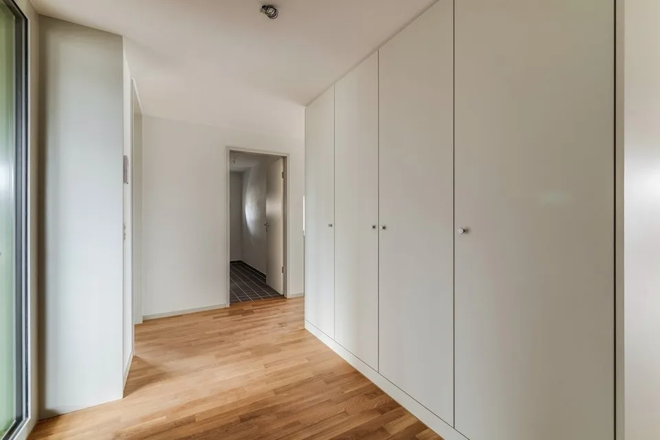 Moderne Architektur: 4.5-Zimmer-Wohnung im offenen Riegelbau – Foto 8 von 9
