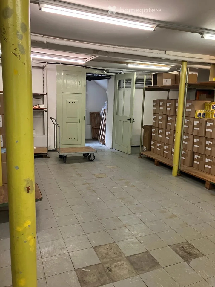 Ampio laboratorio con ufficio e deposito vicino alla stazione di Stettbach