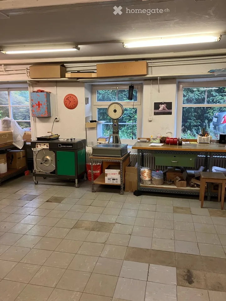 Ampio laboratorio con ufficio e deposito vicino alla stazione di Stettbach