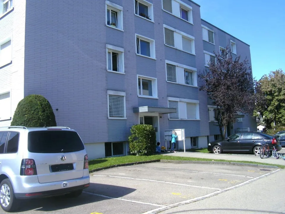 Helle 4-Zimmer-Wohnung mit Balkon und Grünblick in Hinwil